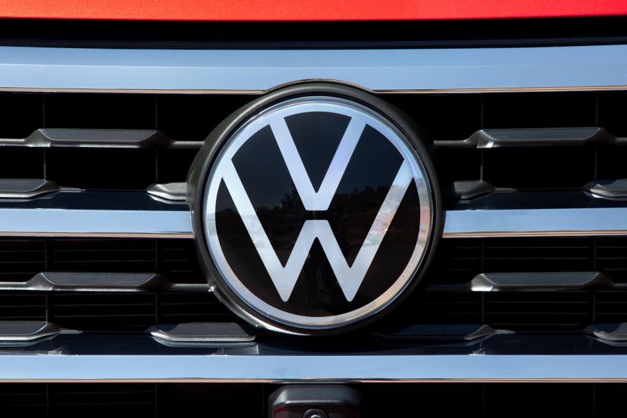 Логотип Volkswagen Atlas SEL V6 Premium 4Motion R-Line 2020 года  (фото 17 из 30)